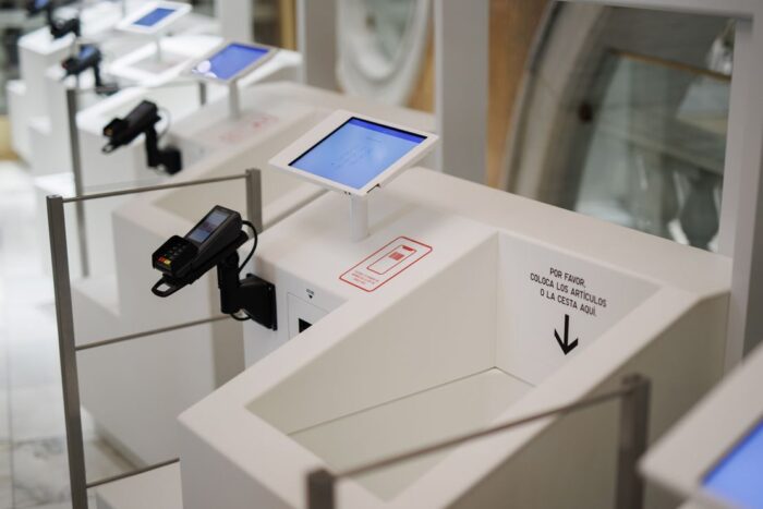 221205093433 uniqlo self checkout madrid spain 1005 restricted